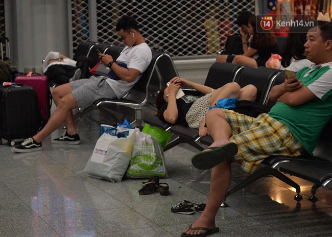 Hết lễ nhưng hàng trăm hành khách bị delay vẫn vật vờ ở sân bay Đà Nẵng, không thể về Hà Nội vì thời tiết xấu Hết lễ nhưng hàng trăm hành khách bị delay vẫn vật vờ ở sân bay Đà Nẵng, không thể về Hà Nội vì thời tiết xấu